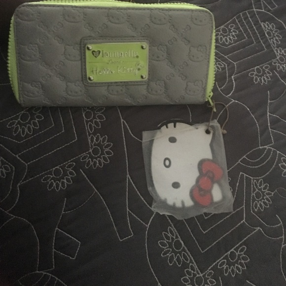 Hello Kitty Wallet!!.😘🙏🏾 hAs A soil on it!. - Picture 2 of 5