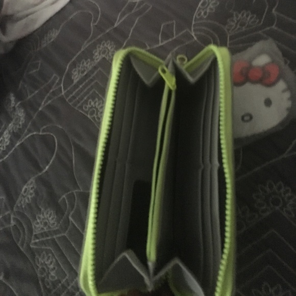 Hello Kitty Wallet!!.😘🙏🏾 hAs A soil on it!. - Picture 3 of 5