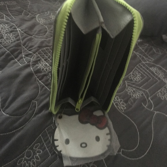 Hello Kitty Wallet!!.😘🙏🏾 hAs A soil on it!. - Picture 4 of 5