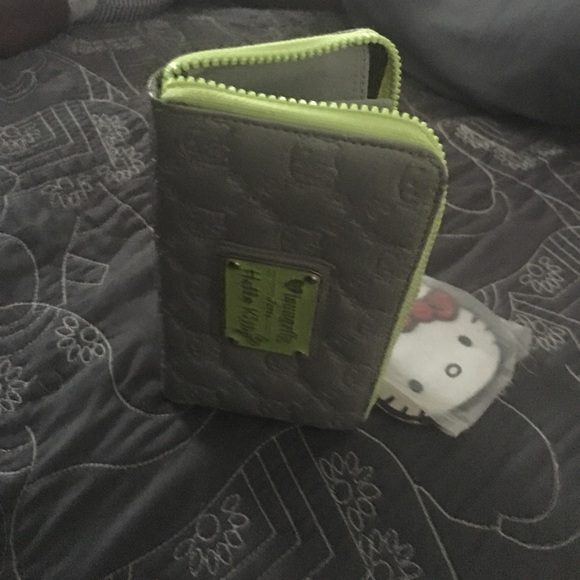 Hello Kitty Wallet!!.😘🙏🏾 hAs A soil on it!. - Picture 5 of 5