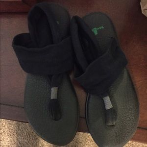 Sanuk black yoga mat sandals