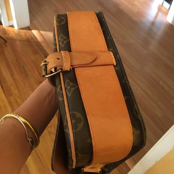 Louis Vuitton cross body - Picture 7 of 8