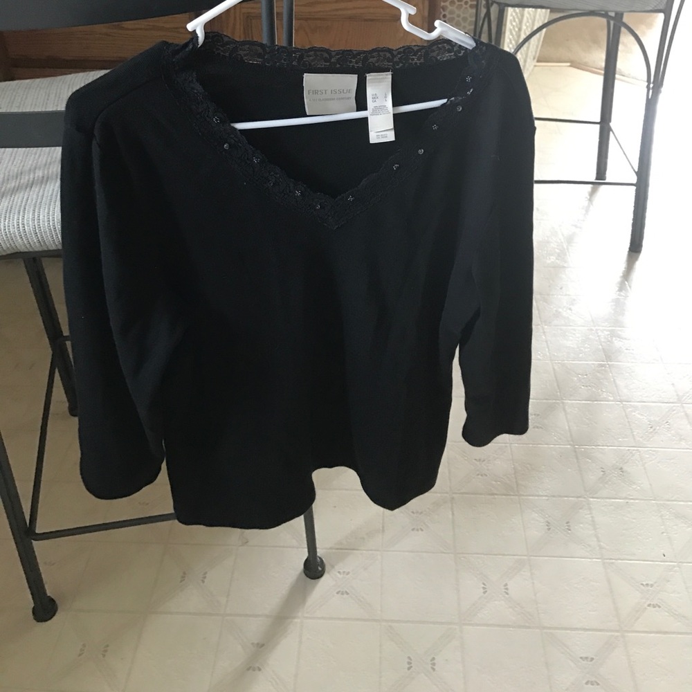 ❄️ 3 for $15 Cute top with dress pants or jeans.