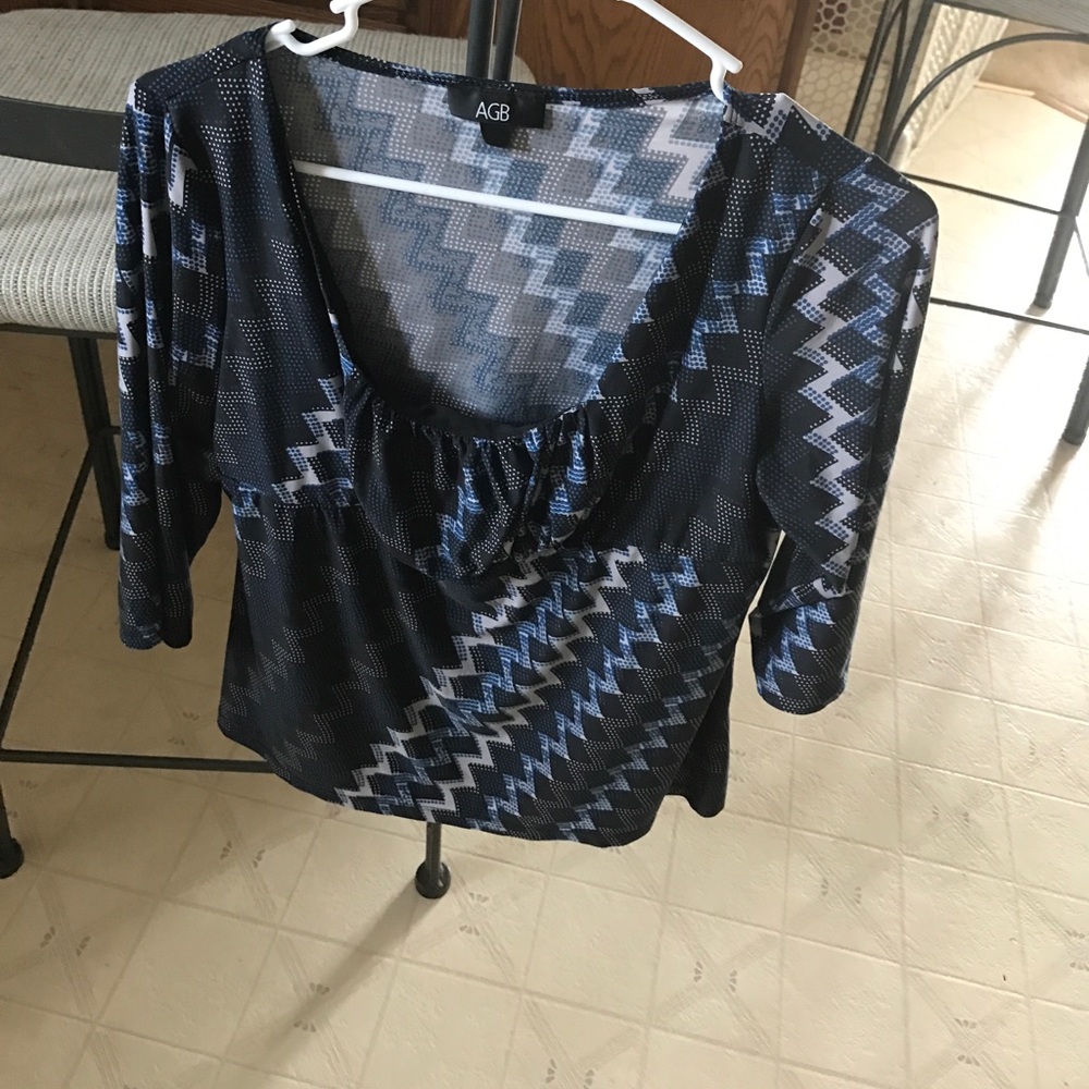 ❄️Dressy top. Very cute.