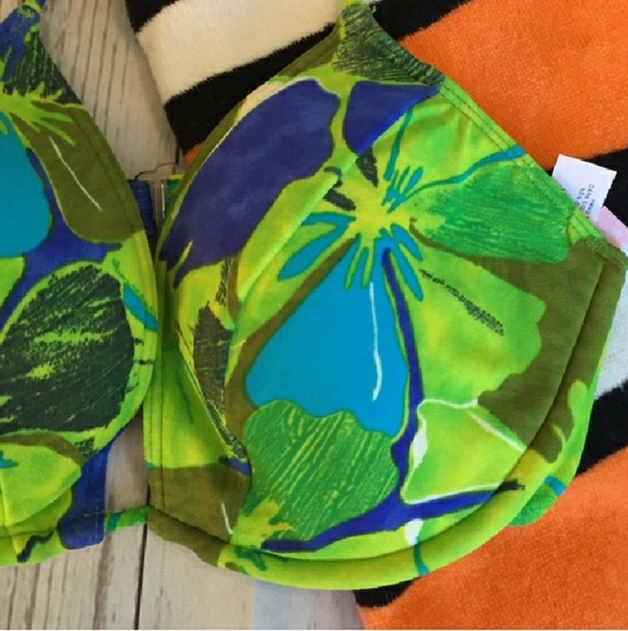 🌴 Tropical Print Bikini - Picture 2 of 3