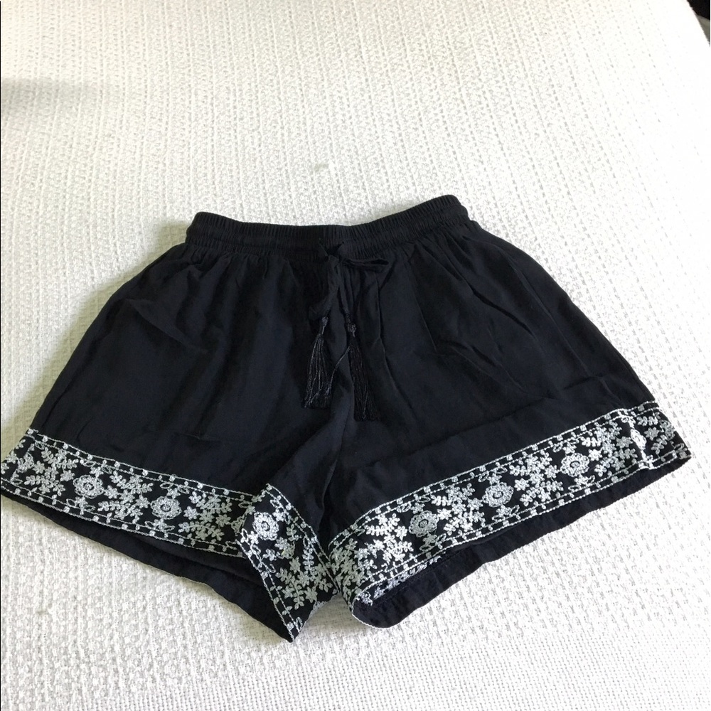 ❌SOLD❌Black flowy shorts from Francesca's