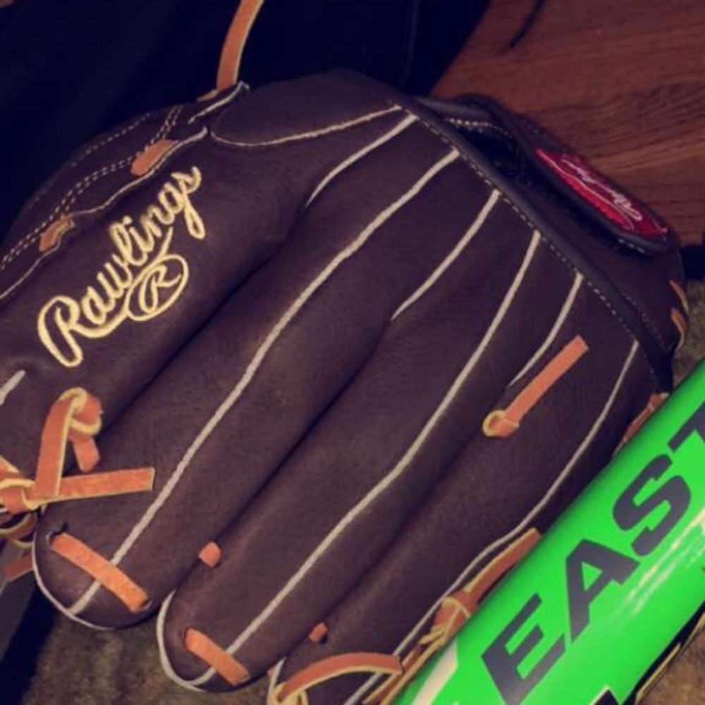 Softball glove , NEVER USED !!!