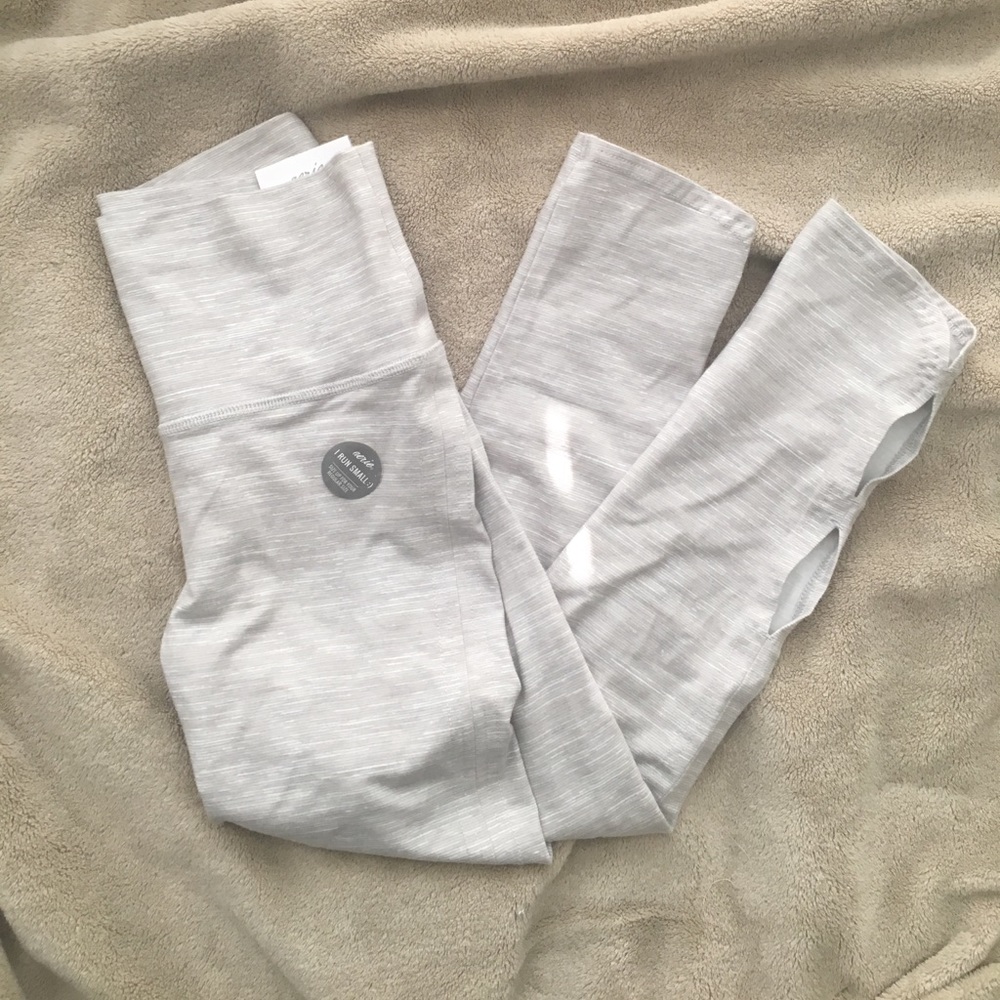 3/4 aerie crop white/gray leggings