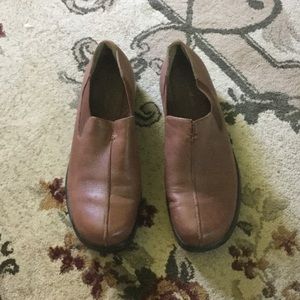 Naturalized sz 8M brown leather loafers