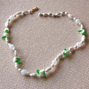 Vintage Art Deco Czech White/Green Glass Necklace