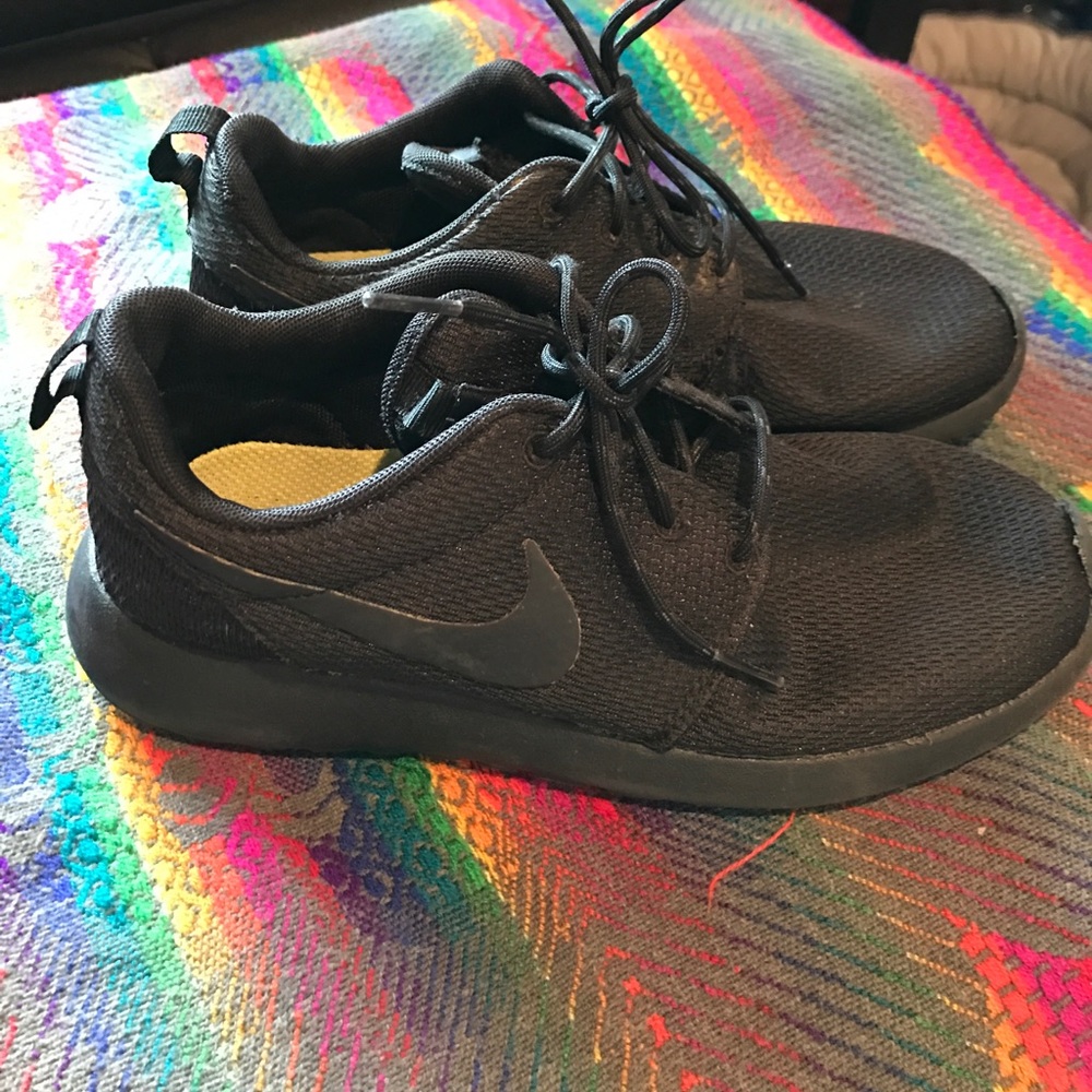 Black nike roshes