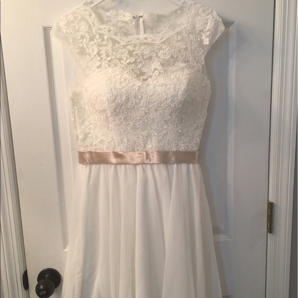 Beautiful knee length wedding dress or prom dress!