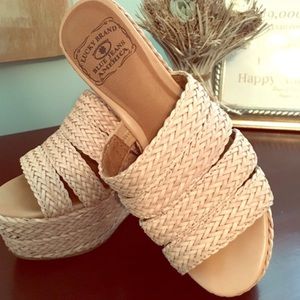 Neutral lucky wedges