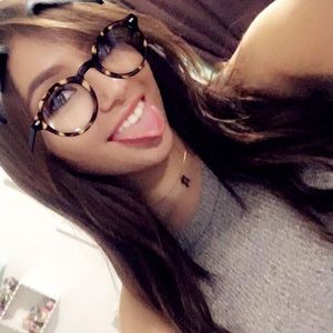 Meet your Posher, Abril