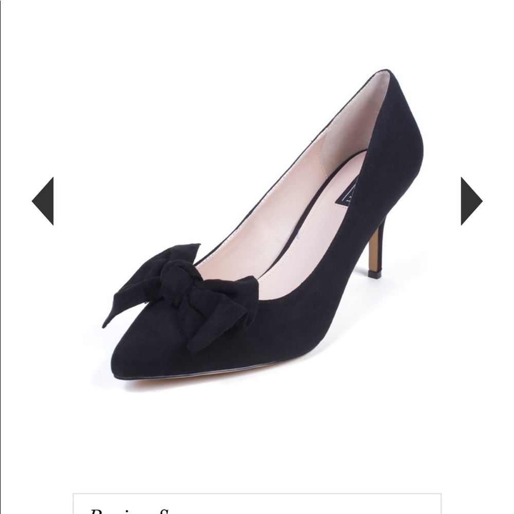 Beautiful pair of Black La Roux mid heels