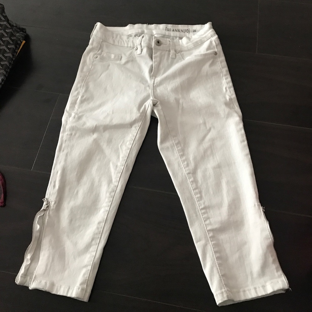 BLANK NYC white capri's with zippers on the side!