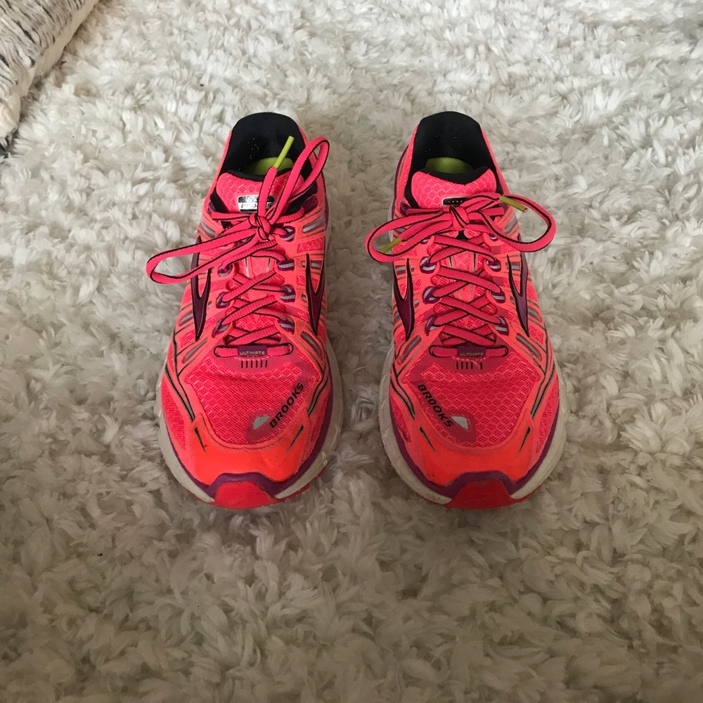 Tennis shoes