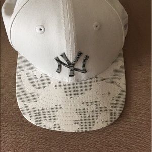 Authentic New Era yankee hat.Never worn/ brand new