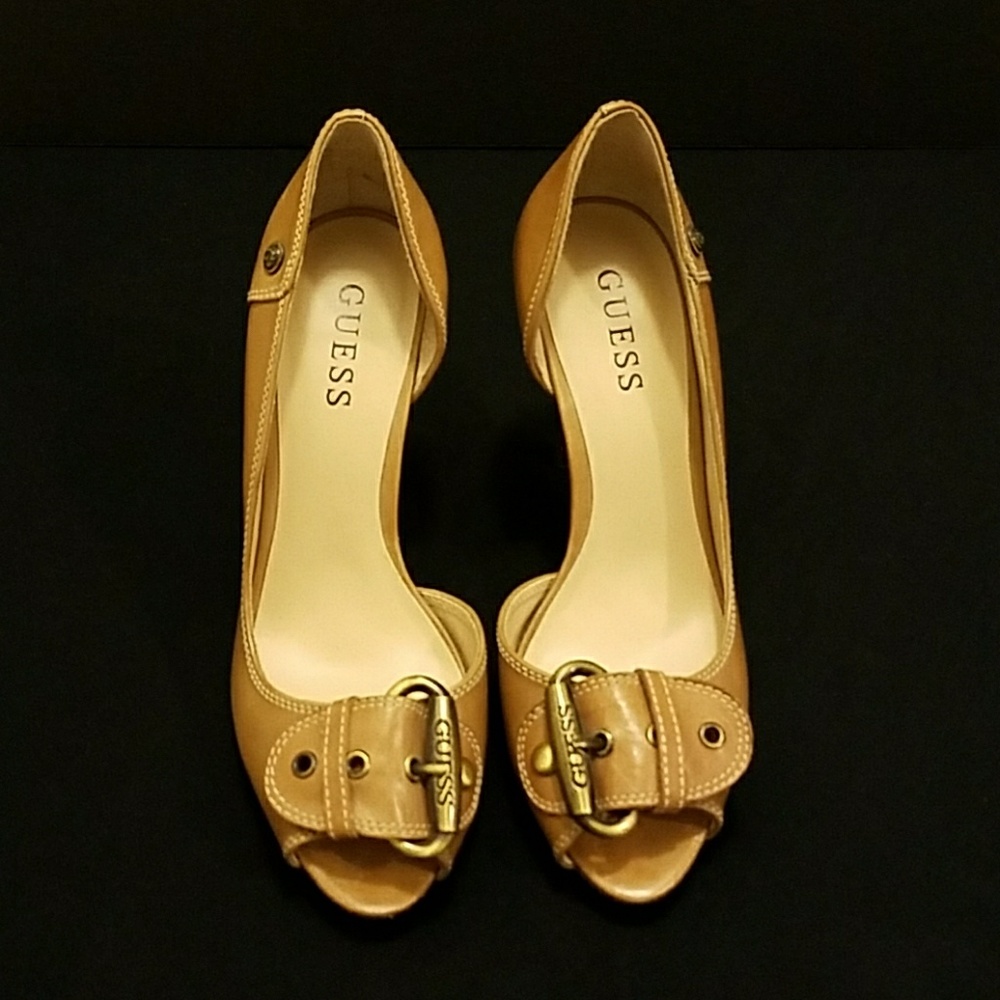 Guess pumps
