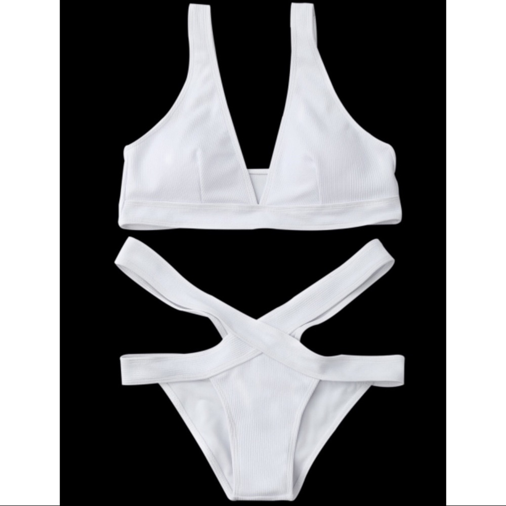 *BRAND NEW* Plunge Bikini Top and Bandage Bottoms