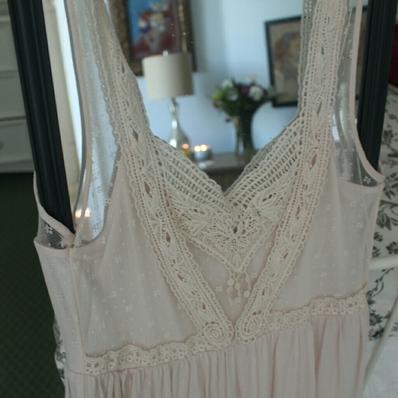 Delicate pink lace dress - Picture 2 of 3