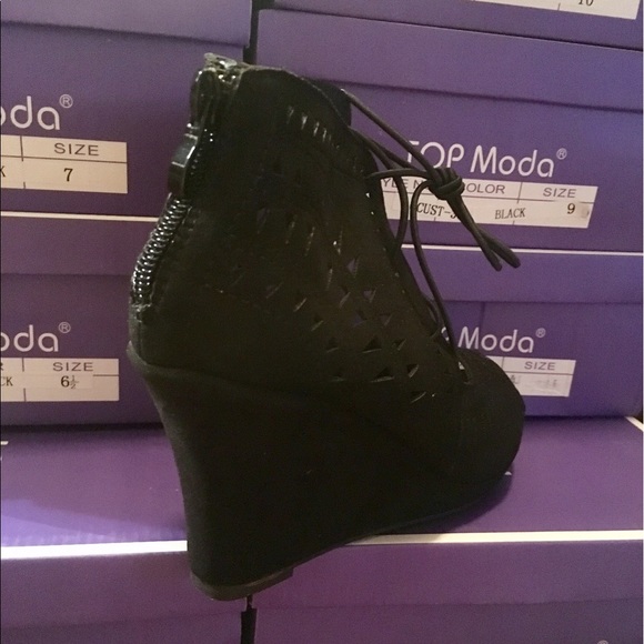 SALE  Black Wedges - Picture 4 of 6