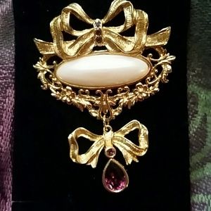 Vintage Avon Romantic style pin NWOT