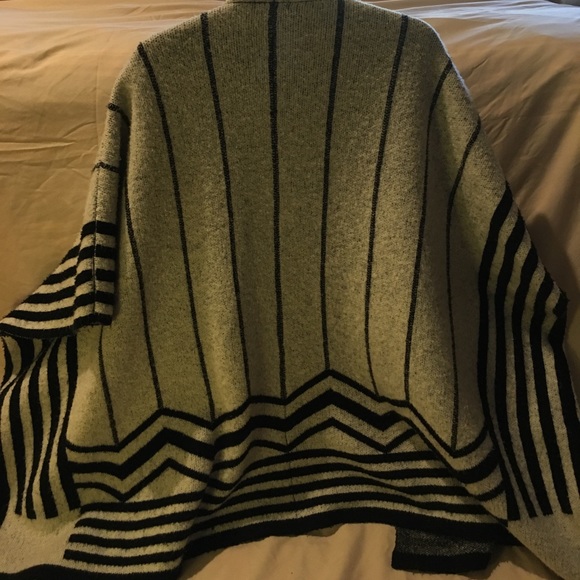 Open Poncho - Picture 3 of 3
