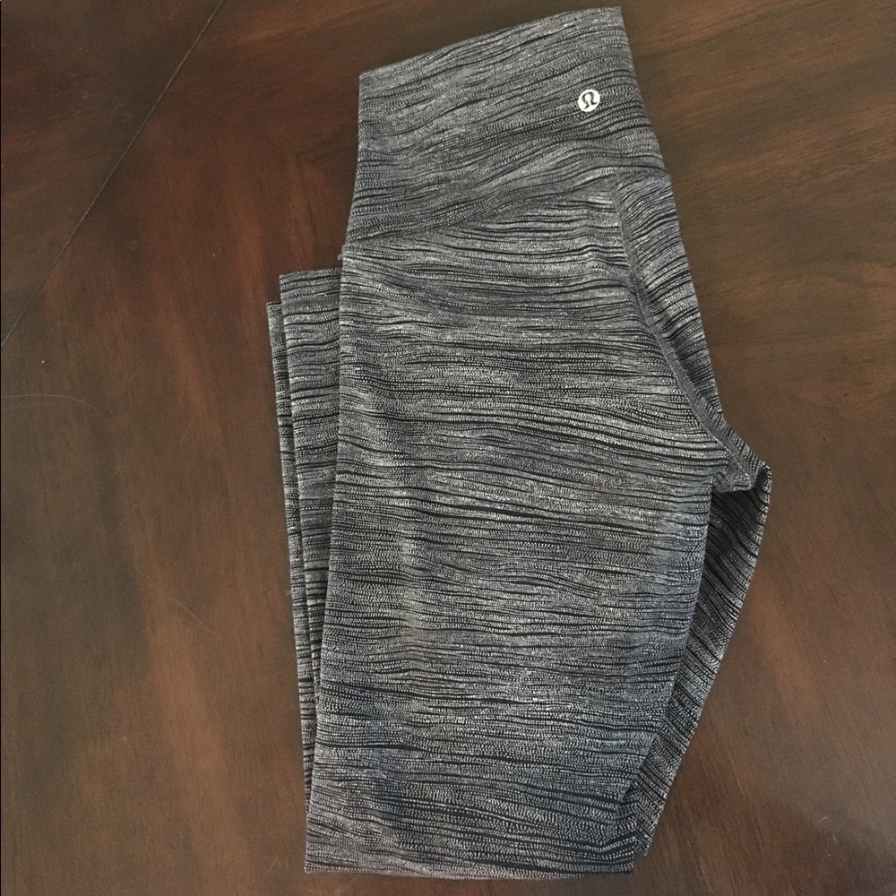 Lululemon High Rise Crops Luxtreme material