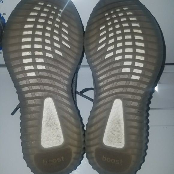 Yeezy V2\'s main image 3