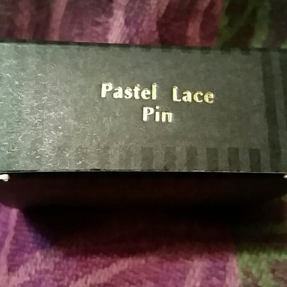 Vintage Avon Pastel Lace pin NWOT - Picture 2 of 2