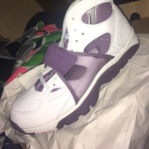 GREAT DEAL Brand New Women's Air Trainer Huaraches