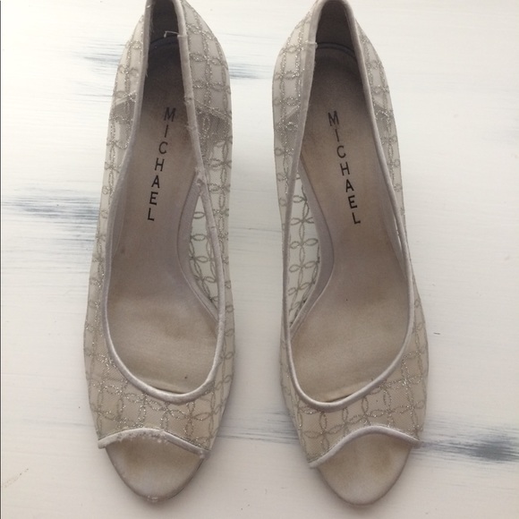 Silver heeled shoe - Picture 2 of 8