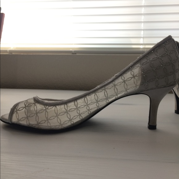 Silver heeled shoe - Picture 3 of 8