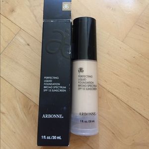 Arbonne liquid foundation (PORCELAIN)