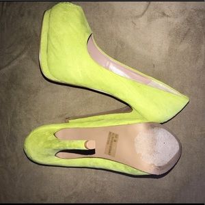 Out on the town shoes! 💛💚