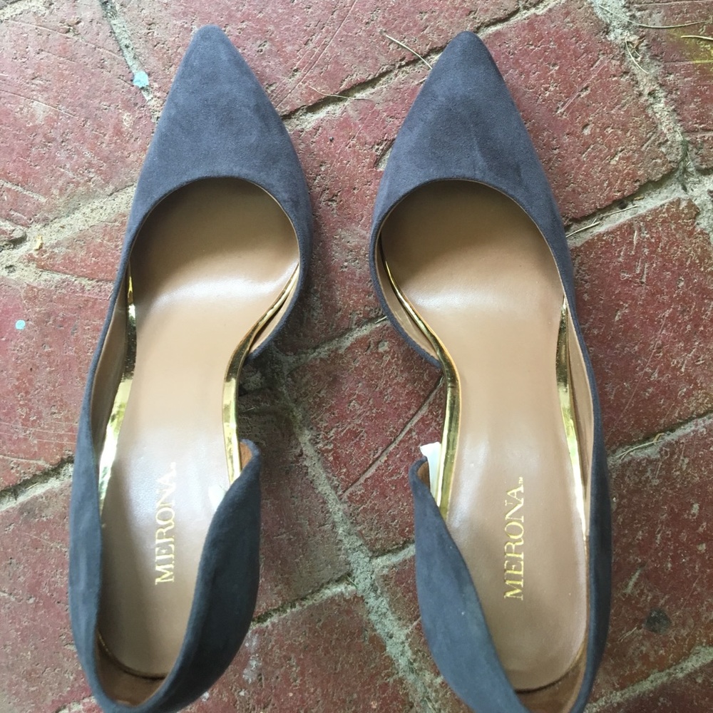 Gray pumps