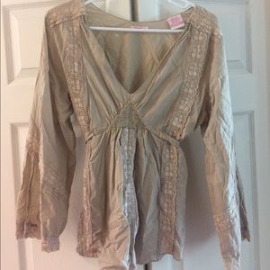 Light weight, wide sleeved shirt