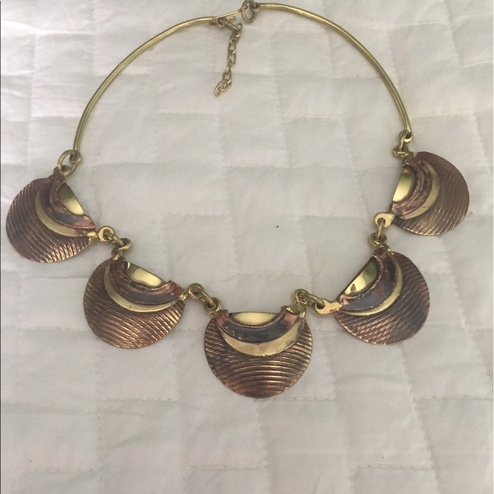 🌙 Scalloped brass necklace