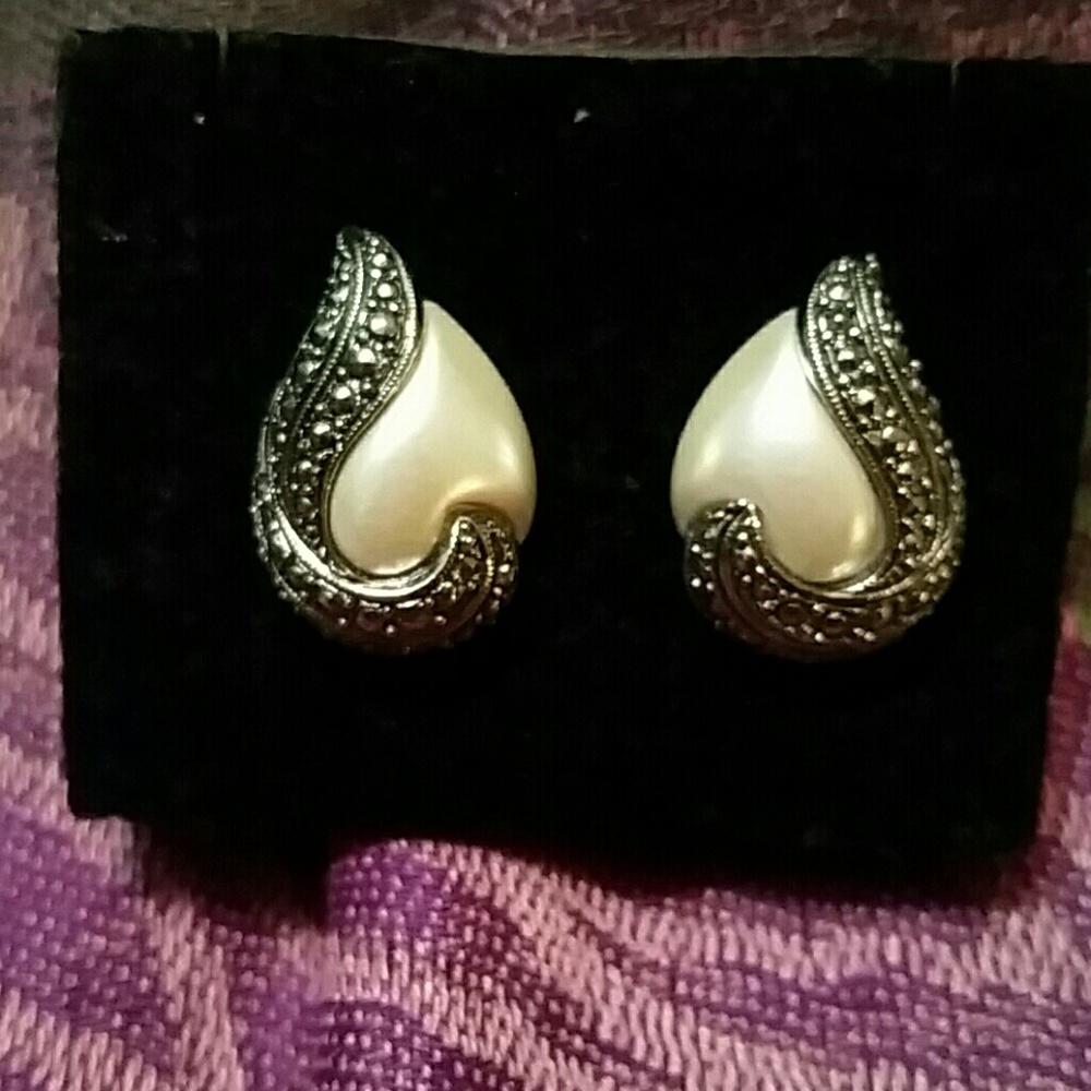 Vintage Avon Traditional Teardrop pierced earrings