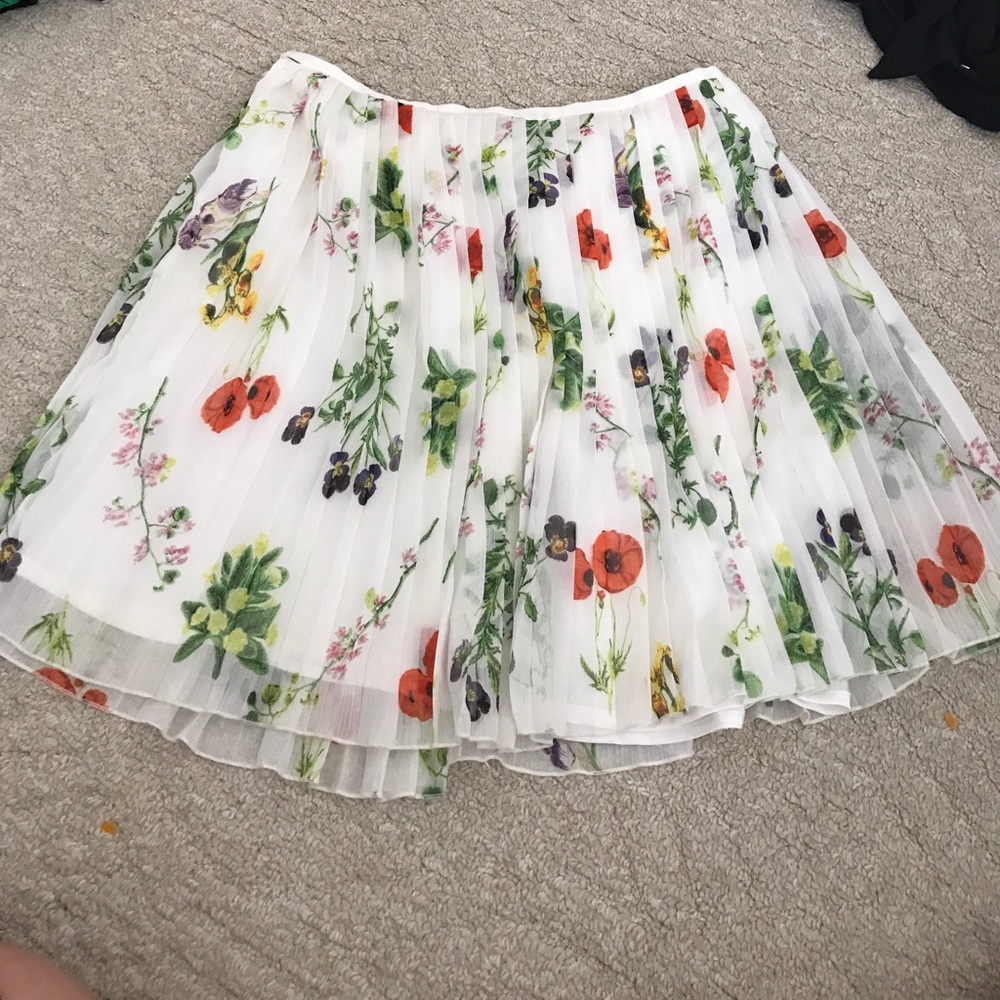 Cute BB DAKOTA floral skirt!