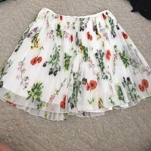 Cute BB DAKOTA floral skirt!