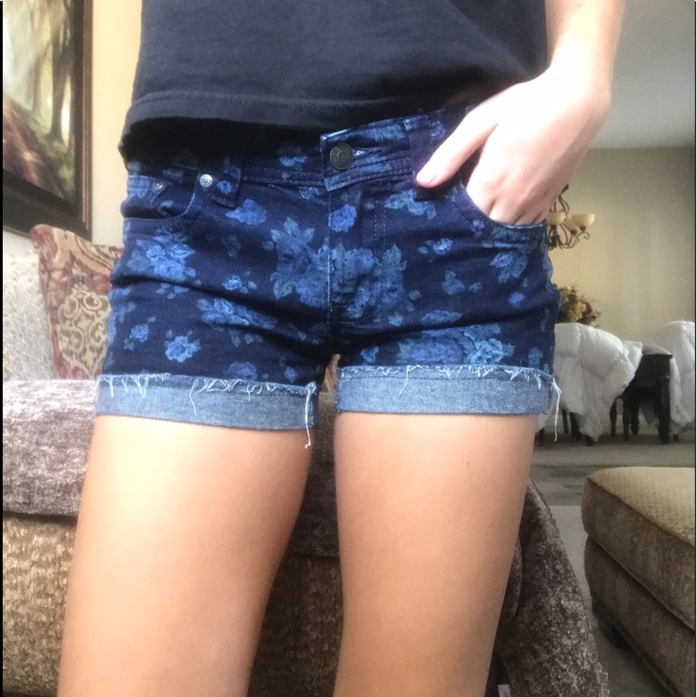 Vigoss floral patterned shorts!