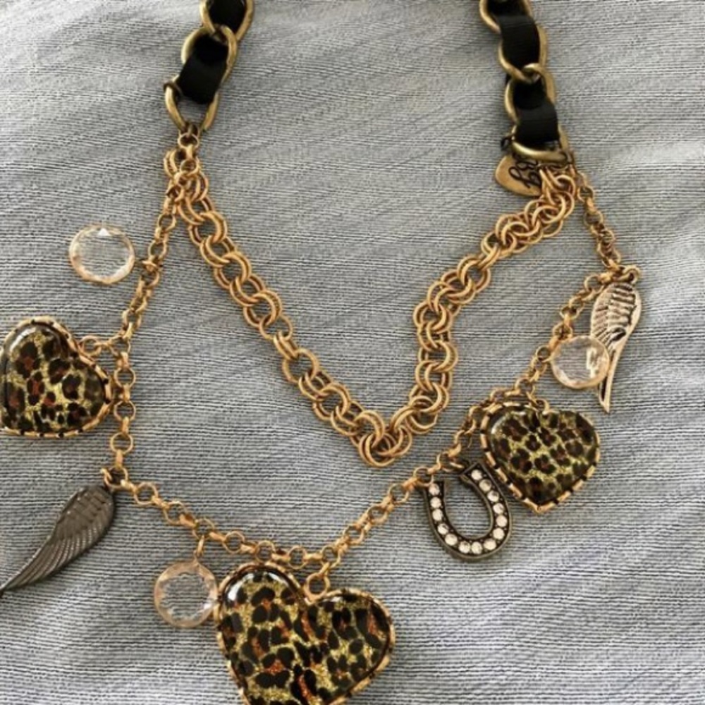 SOLD 🌺 Betsey Johnson necklace - Picture 2 of 3