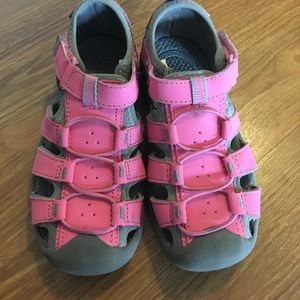 Little girls size 11 sandals. Toddler size 💕