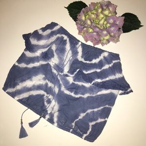 Sleeveless blue and white top