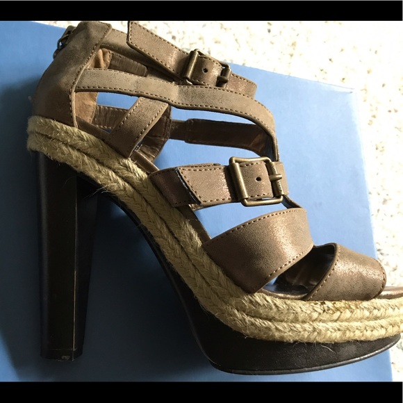 Vera Wang Shoes - Sz 7 Vera Wang platform buckle sandals EUC