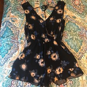 NEVER WORN Forever 21 Floral Romper 💙🖤