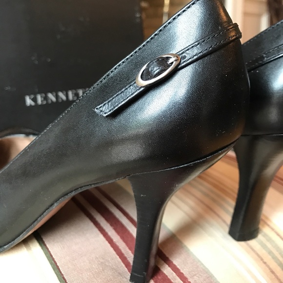 KENNETH COLE Black Heels Sz 7 - Picture 6 of 7
