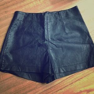 NWOT ❣️ F21 Leather Short